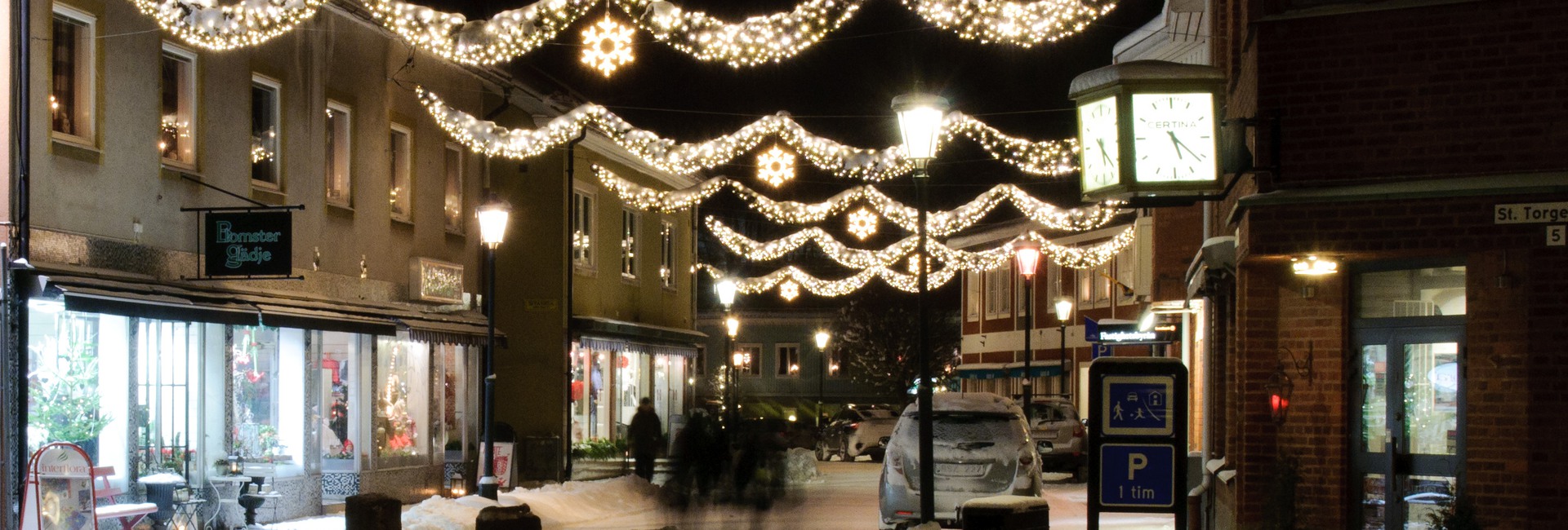 Ljusgirlanger över gågata, vinter Sävsjö centrum.