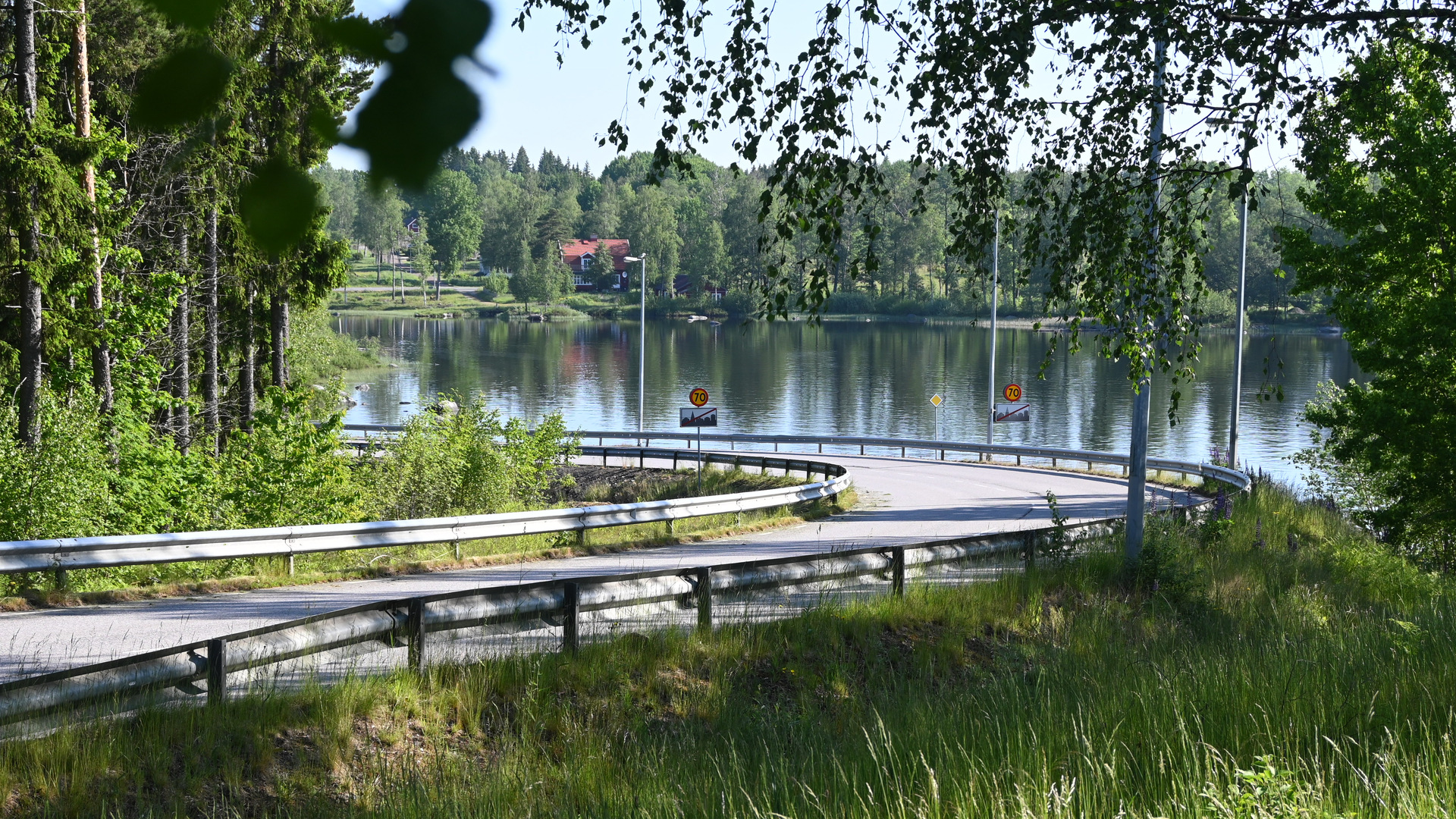 Bilvägen längs med Algunnen, på väg ut ur Rörvik.