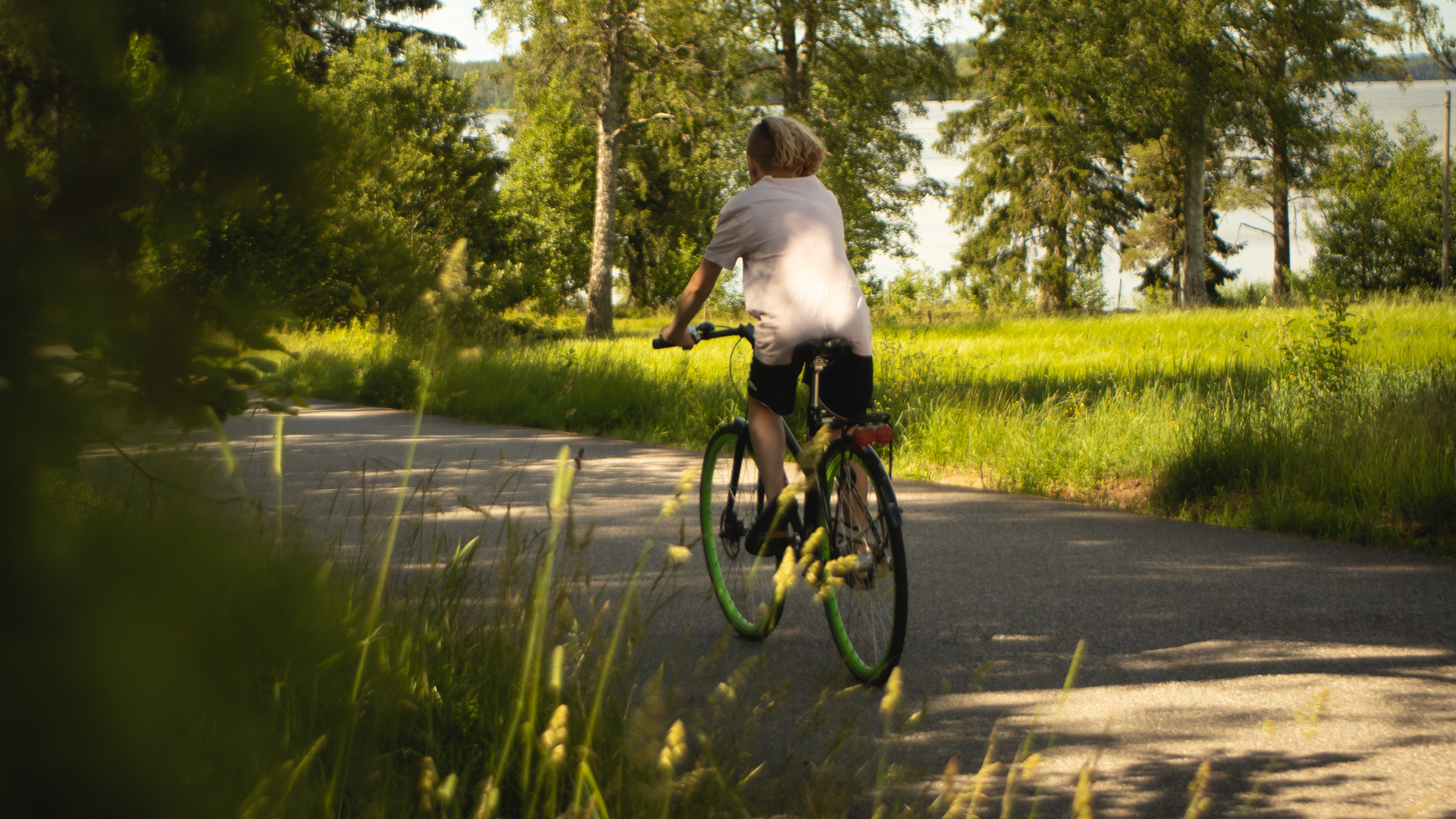 Cyklist cyklar på asfaltsväg
