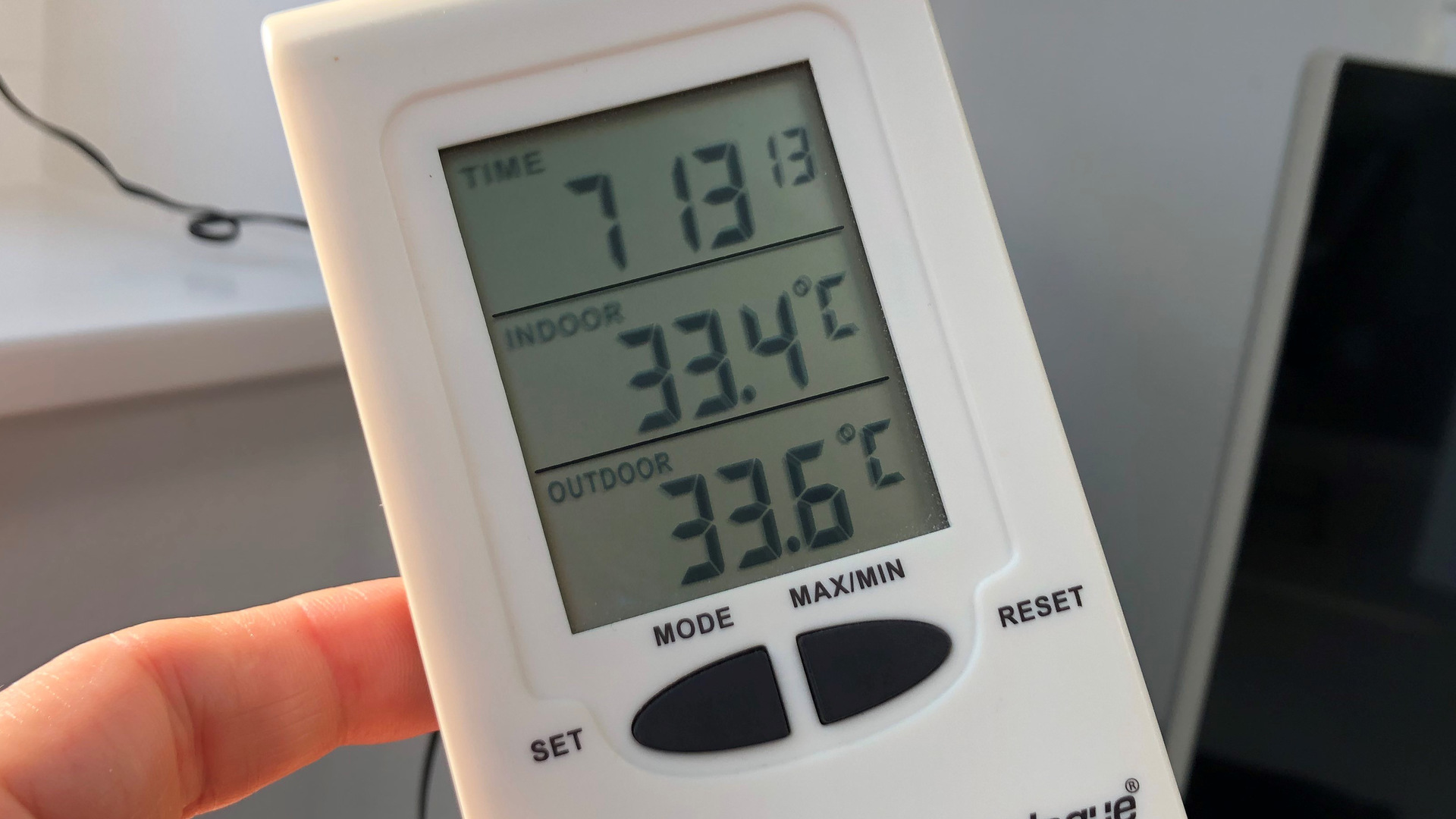 Termometer som visar mycket hög temperatur både inomhus och utomhus.