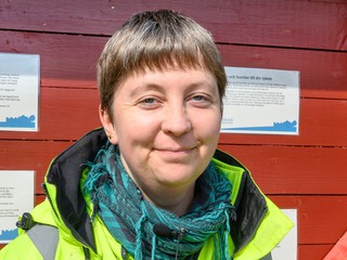 Johanna Mattsson framför anslagstavlan i Perennparken. 