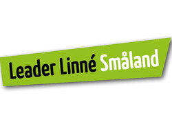 Logga med texten Leader Linné Småland, Grön bakgrund med svart och vit text