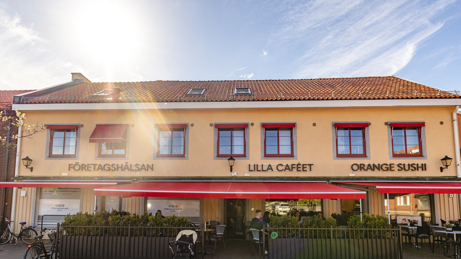 Byggnad vid torget innehållande bland annat Lilla Caféet