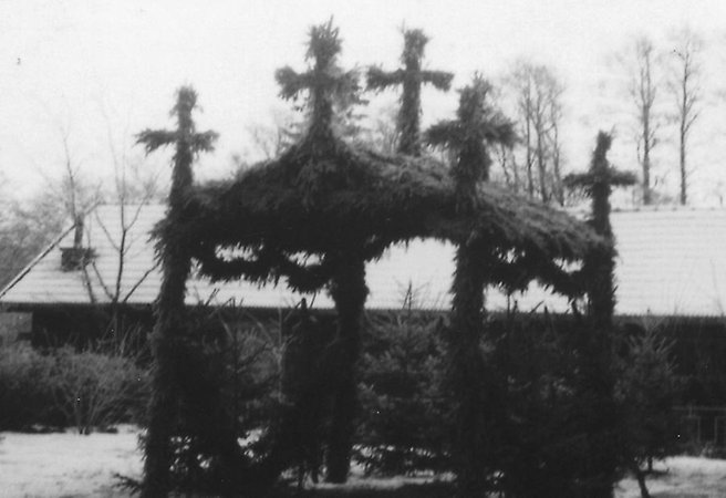 svartvit bild som visar en äreport