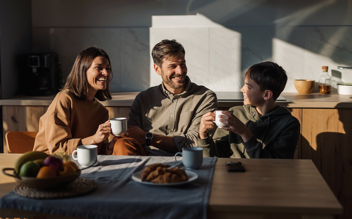 AI-genererad bild av familj runt ett köksbord.