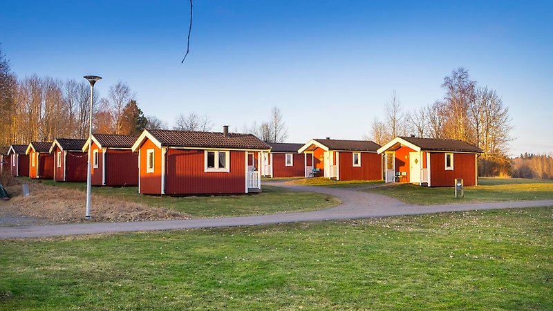 Röda små stugor på Sävsjö camping.