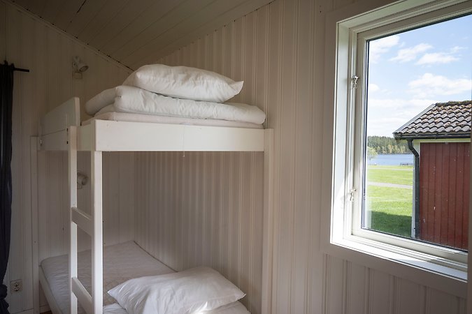 Utsikt mot sjön inifrån campingstuga