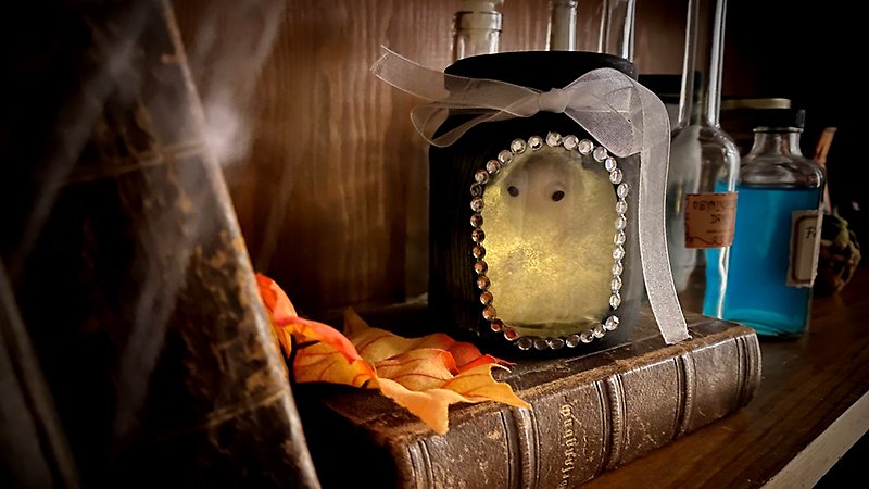 två personer som tittar på en datorskärm (AI-genererad)